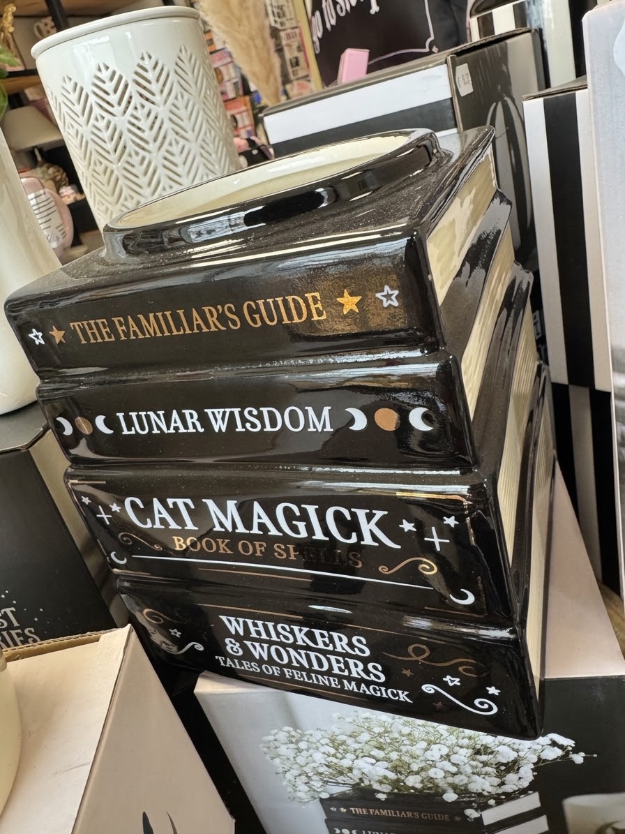 Vase « pile de livres noirs »